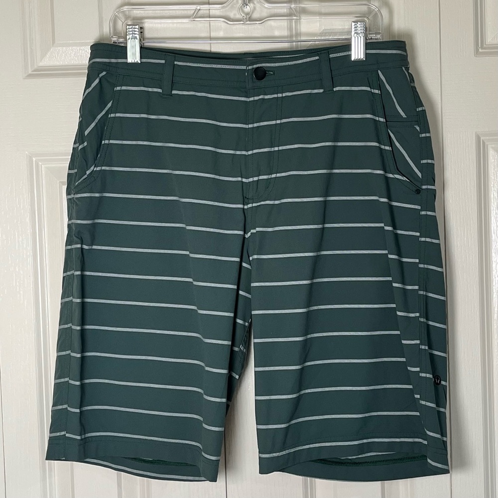 Lululemon Kahuna
Shorts Mens 34 Green
White Stripe Pockets
Zip Flat Front